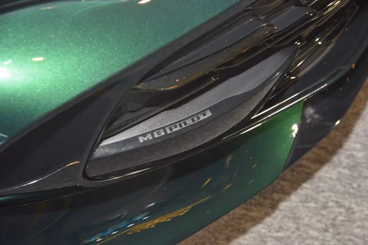 Mẫu sedan cỡ D này còn được trang bị hệ thống điều hòa tự động 2 vùng độc lập, hệ thống lọc bụi mịn PM2.5 giúp không khí bên trong xe luôn trong lành. Cửa sổ trời toàn cảnh panorama giúp người lái xe và hành khách có thể hòa mình với thiên nhiên trong những hành trình của mình.