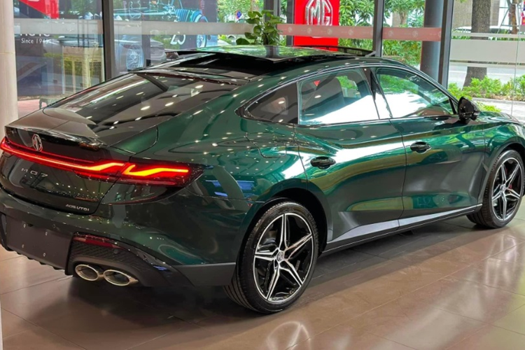 Không gian khoang cabin của xe trông rất hiện đại, sang trọng không thua gì những mẫu xe sang Đức với bảng đồng hồ LCD toàn phần 10,25 inch, màn hình điều khiển trung tâm 12,3 inch nổi bật trên taplo và màn hình HUD.