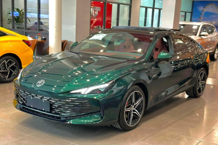 Theo đó, một đại lý tại Hà Nội đã ưu đãi lên đến 51 triệu đồng cho khách mua xe MG7 bản 1.5T Luxury trong thời điểm này. Giá xe MG7 bản 1.5T Luxury sau ưu đãi chỉ còn 688 triệu đồng. Trong khi đó, khách mua bản 2.0T Premium cũng được ưu đãi 60 triệu đồng. Giá bản này sau ưu đãi chỉ còn 958 triệu đồng.