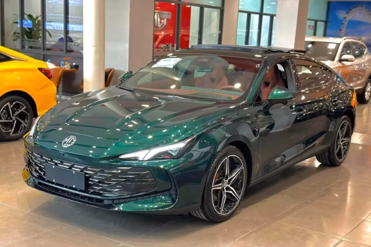 Theo đó, một đại lý tại Hà Nội đã ưu đãi lên đến 51 triệu đồng cho khách mua xe MG7 bản 1.5T Luxury trong thời điểm này. Giá xe MG7 bản 1.5T Luxury sau ưu đãi chỉ còn 688 triệu đồng. Trong khi đó, khách mua bản 2.0T Premium cũng được ưu đãi 60 triệu đồng. Giá bản này sau ưu đãi chỉ còn 958 triệu đồng.