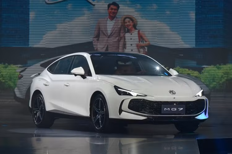 Về trang bị an toàn, MG7 sở hữu gói hỗ trợ lái ADAS với nhiều tính năng như: kiểm soát hành trình thích ứng, hỗ trợ giữ làn, cảnh báo chệch làn, giữ làn khẩn cấp, cảnh báo tiền va chạm và hỗ trợ phanh khẩn cấp tự động, nhận diện biển báo giao thông, camera 360…