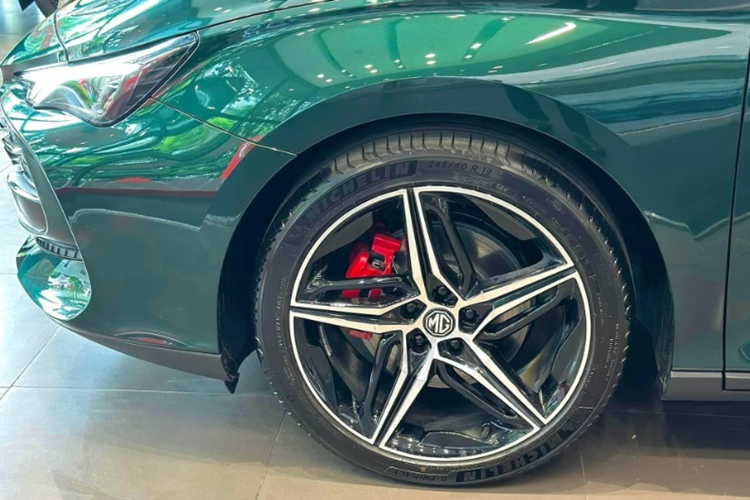 MG7 sở hữu thiết kế thể thao, khỏe khoắn nhưng cũng không kém phần hiện đại. Đầu xe gây ấn tượng với cụm đèn pha kiểu tam giác sắc cạnh được trang bị dải đèn LED đôi phía bên trong, đi kèm hốc thông gió hai bên yếm trước giúp tăng thêm phần thể thao.