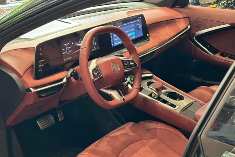 Tùy cấu hình mà xe sẽ được trang bị bộ mâm loại 18 inch hoặc 19 inch, kèm lốp 225/50 hoặc 245/40. Phía đuôi xe gây ấn tượng với cụm đèn hậu LED nối liền, cánh gió đuôi nhỏ tích hợp vào nắp cốp sau và 4 ống xả hình bầu dục chia đều sang 2 bên.