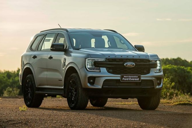  SUV/CUV hạng D Tại phân khúc SUV/CUV hạng D tại Việt Nam nếu xét về dung tích tiêu chuẩn thì Ford Everest là mẫu xe vượt trội nhất với 249 lít, có thể để vừa khoảng 2 chiếc va-li cỡ trung đến lớn. Không gian này cũng có thể mở rộng lên tới 898 lít khi người dùng gập hàng ghế thứ 3 và 1.823 lít khi gập cả ba hàng ghế.