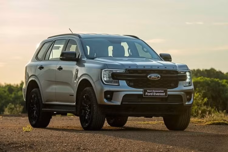  SUV/CUV hạng D Tại phân khúc SUV/CUV hạng D tại Việt Nam nếu xét về dung tích tiêu chuẩn thì Ford Everest là mẫu xe vượt trội nhất với 249 lít, có thể để vừa khoảng 2 chiếc va-li cỡ trung đến lớn. Không gian này cũng có thể mở rộng lên tới 898 lít khi người dùng gập hàng ghế thứ 3 và 1.823 lít khi gập cả ba hàng ghế.