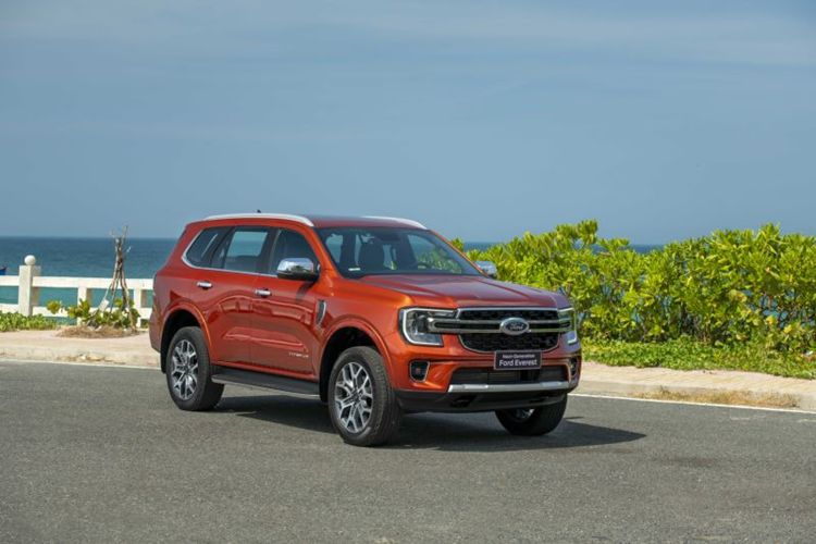 So với thế hệ trước, kích thước Ford Everest 2023 tăng theo cả 3 chiều dài, rộng, cao lần lượt 4.914 x 1.923 x 1.842 (mm). Chiều dài cơ sở của xe tăng 50 mm lên 2.900 mm, giúp không gian khoang hành khách vô cùng rộng rãi.