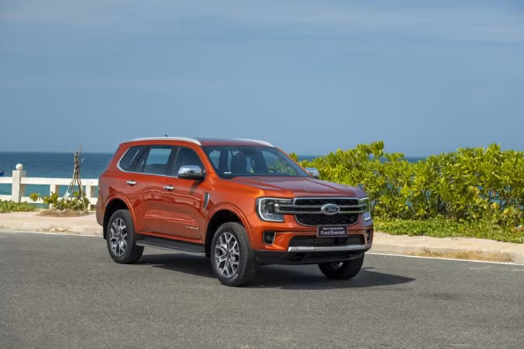 So với thế hệ trước, kích thước Ford Everest 2023 tăng theo cả 3 chiều dài, rộng, cao lần lượt 4.914 x 1.923 x 1.842 (mm). Chiều dài cơ sở của xe tăng 50 mm lên 2.900 mm, giúp không gian khoang hành khách vô cùng rộng rãi.