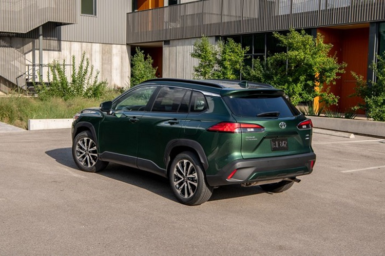 Với thể tích tiêu chuẩn là 440 lít, cốp xe Corolla Cross chứa được tối đa 4 vali hoặc 2 túi golf, phù hợp với các gia đình trong các chuyến đi du lịch xa. Toyota Corolla Cross có kích thước chiều dài, rộng, cao lần lượt là 4.460 x 1.825 x 1.620 (mm). Chiều dài cơ sở của xe là 2.640 mm.