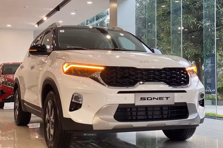  SUV/CUV hạng A Kia Sonet tuy là một chiếc SUV và CUV cỡ nhỏ nhưng lại được ưu ái trang bị khoang hành lý có dung tích tiêu chuẩn là 392 lít, gần tương đương với những chiếc xe cỡ trung trên thị trường.