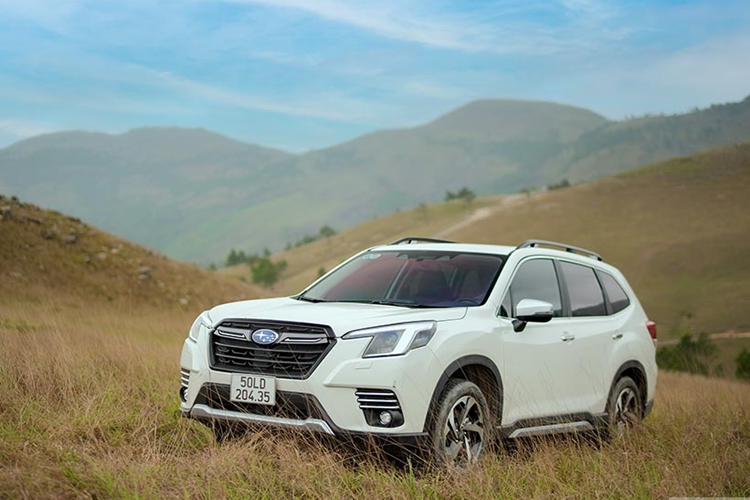 Chưa dừng lại ở đó, nếu bạn gập hàng ghế phía sau thì dung tích của khoang hành lý sẽ tăng lên 2.155 lít và đây là khoang hành lý lớn nhất phân khúc. Subaru Forester có kích thước chiều dài 4.625 mm, rộng 1.815 mm, cao 1.730 mm, nhỉnh hơn CR-V, Tucson. Chiều dài cơ sở 2.670 mm, dài hơn 10 mm so với Honda CR-V và bằng Hyundai Tucson.