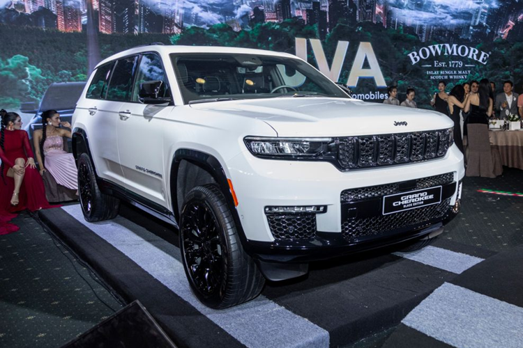  SUV/CUV hạng E Tại phân khúc SUV/CUV hạng E, Jeep Grand Cherokee L là mẫu xe có dung tích khoang hành lý tiêu chuẩn khi sử dụng đủ ba hàng ghế lớn nhất (793 lít), vừa đủ cho những chuyến đi chơi ngắn ngày của tất cả hành khách trên xe.