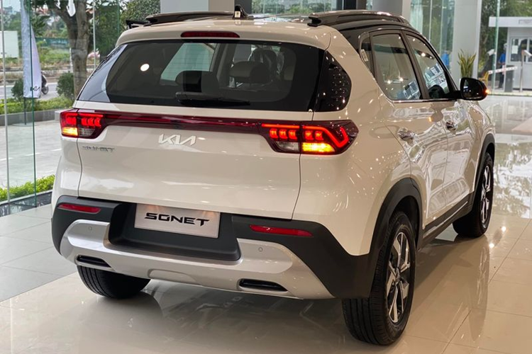 Kia Sonet có kích thước khá lớn, các thông số dài rộng cao lần lượt là 4.120 x 1.790 x 1.642 (mm). Đây là kích thước tương đương với bản 7 chỗ tại thị trường Ấn Độ, nhưng tại Việt Nam xe chỉ có 5 chỗ.