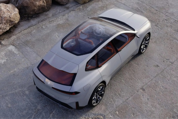 Theo nhiều đồn đoán, BMW X5 đời mới sẽ ra mắt toàn cầu vào cuối 2025. Mốc thời gian này có vẻ hợp lý bởi đây cũng là năm kỷ niệm 25 năm ngày X5 xuất hiện lần đầu và cũng đánh dấu việc thế hệ X5 hiện tại đã có mặt trên thị trường 7 năm.