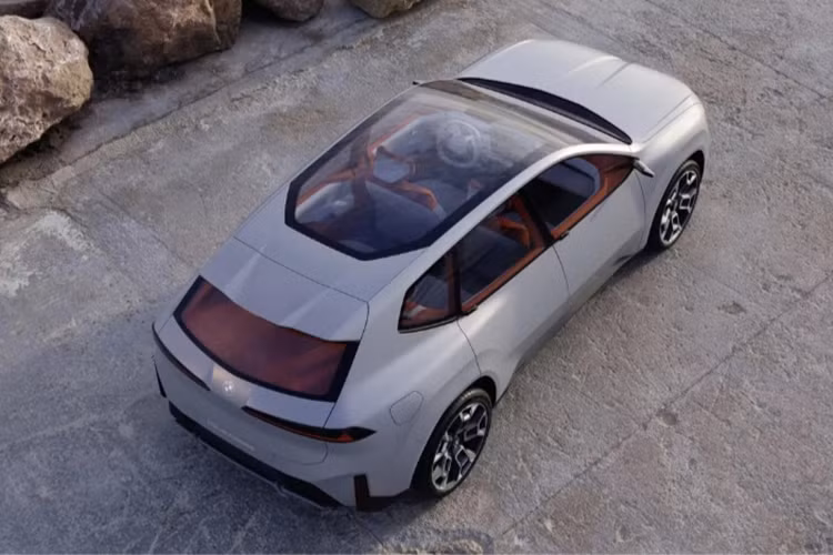 Theo nhiều đồn đoán, BMW X5 đời mới sẽ ra mắt toàn cầu vào cuối 2025. Mốc thời gian này có vẻ hợp lý bởi đây cũng là năm kỷ niệm 25 năm ngày X5 xuất hiện lần đầu và cũng đánh dấu việc thế hệ X5 hiện tại đã có mặt trên thị trường 7 năm.