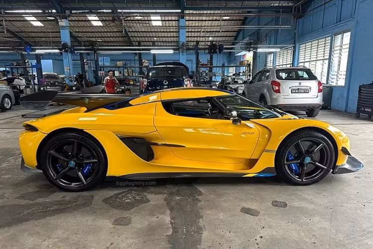 Siêu phẩm Koenigsegg Jesko chỉ sử dụng khối động cơ xăng V8, tăng áp kép, dung tích 5.0 lít nhưng lại sản sinh ra công suất tối đa lên đến 1.603 mã lực nếu như chủ nhân đổ xăng nhiên liệu sinh học E85, còn nếu đổ xăng A98, công suất tối đa của Koenigsegg Jesko chỉ là 1.281 mã lực. Mô-men xoắn cực đại của Koenigsegg Jesko là 1.500 Nm.