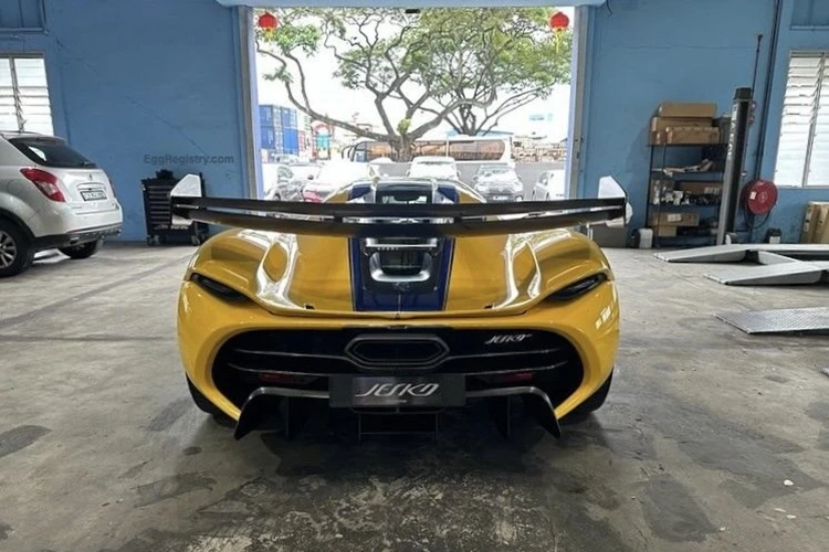 Ngoài ra, đĩa phanh sứ của chiếc Koenigsegg Jesko đầu tiên ra biển số tại thị trường Đông Nam Á này cũng đã được phun cùng màu xanh. Ngoài ra tùy chọn Jesko Attack cũng được triển khai trên xe với carbon bổ sung nhiều chi tiết ở ngoại thất.