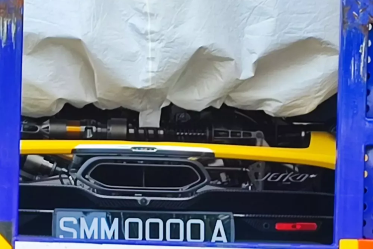 Thú vị còn nằm ở chỗ, chiếc siêu xe triệu đô Koenigsegg Jesko này đã có biển kiểm soát, điều đó cho thấy, xe sẽ định cư hẳn ở đất nước Singapore, và sẽ sớm lăn bánh, thay vì để garage trưng bày, như 1 số đại gia nước này hay Malaysia đang chơi.