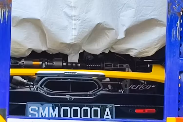 Thú vị còn nằm ở chỗ, chiếc siêu xe triệu đô Koenigsegg Jesko này đã có biển kiểm soát, điều đó cho thấy, xe sẽ định cư hẳn ở đất nước Singapore, và sẽ sớm lăn bánh, thay vì để garage trưng bày, như 1 số đại gia nước này hay Malaysia đang chơi.