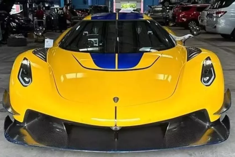 Chiếc xe Koenigsegg Jesko ở Singapore nhiều khả năng là chiếc đầu tiên ở châu Á sở hữu tay lái nghịch, xe mang màu vàng Mellow Yellow rất nổi bật, cùng sọc xanh Imperial và mức giá xe Koenigsegg Jesko quy đổi tương đương khoảng gần 300 tỷ đồng.