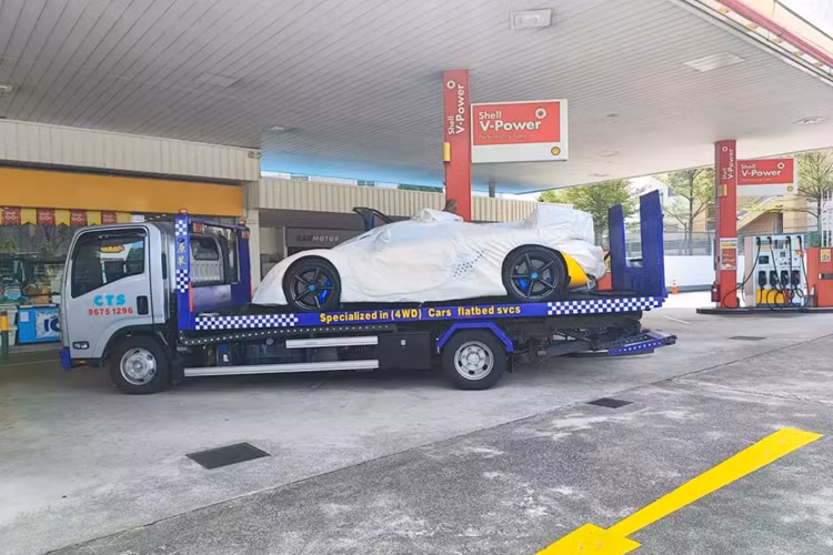 Vào đầu năm nay, hình ảnh về chiếc siêu xe triệu đô Koenigsegg Jesko đầu tiên cập bến Đông Nam Á đã thu hút sự quan tâm của giới mê xe nhiều nước, lý do dòng xe Koenigsegg Jesko đắt đỏ và nơi xe hạ lốp là Singapore, 1 trong các nước có thuế siêu xe đắt đỏ nhất thế giới.