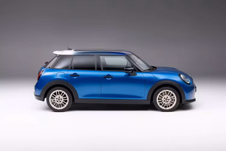 Giờ đây, thương hiệu xe gốc Anh Quốc cho ra mắt thêm phiên bản 5 cửa của MINI Cooper 2025 thế hệ mới, sở hữu không gian rộng rãi hơn đáng kể và tính thực dụng rõ rệt hơn.