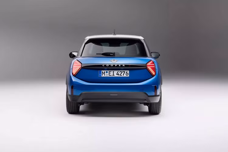 Hãng cũng cung cấp tùy chọn hệ thống treo thích ứng với bộ giảm xóc thay đổi độ êm tùy theo tần số dao động. Hệ thống Parking Assistant Plus bao gồm 4 camera ngoài và 12 cảm biến siêu âm, giúp người lái dễ dàng di chuyển chiếc MINI trong các không gian hẹp.