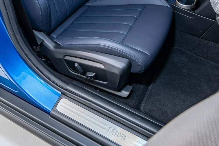 Chế độ MINI Experience làm cho không gian nội thất thêm sống động với 7 lựa chọn ánh sáng và hiển thị, bao gồm cả ảnh tùy chỉnh trên màn hình nếu người dùng mong muốn. Nội thất MINI Cooper 2025 bản 5 cửa còn được chia làm 4 cấp độ cấu hình.