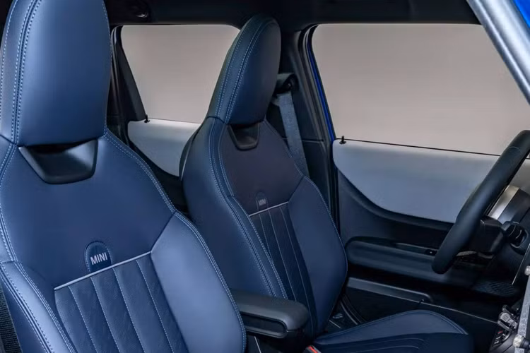 Khoang cabin của MINI Cooper 2025 phiên bản 5 cửa được làm tối giản với màn hình trung tâm cảm ứng OLED dạng tròn 9,4 inch chạy hệ điều hành MINI Operating System 9 để điều khiển phần lớn tính năng xe.