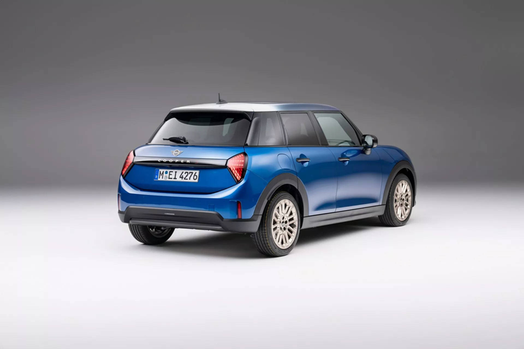 Các lựa chọn về mâm cho MINI Cooper 2025 bản 5 cửa bao gồm từ 16 inch đến 18 inch, trong đó nếu khách hàng chọn mâm 17 inch hoặc 18 inch cũng sẽ nhận được bộ lốp có bề rộng lớn hơn là 215 mm. Xe có tất cả 11 lựa chọn màu sơn ngoại thất và đồng thời có cả 3 kiểu màu cho nóc xe. Giá bán hiện chưa được tiết lộ.