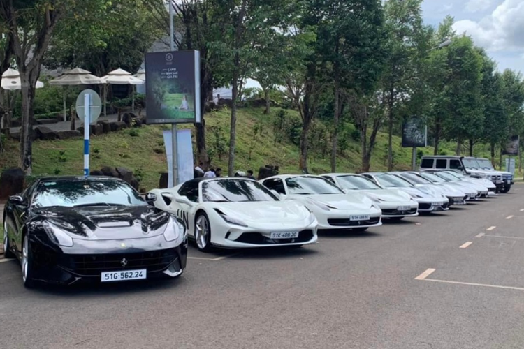 Những xe được tham dự sẽ là: Bugatti Veyron, Ford GT, Ford GT '67 Heritage Edition và 15 chiếc Ferrari ( trước đó là 12 xe). Phía “vua cafe” xác nhận, ông chỉ trưng bày xe tại điểm xuất phát ở TP.HCM chứ không tham gia hành trình xuyên biên giới này. Được biết, hành trình siêu xe Gumball 3000 tổ chức lần đầu tiên vào năm 1999.