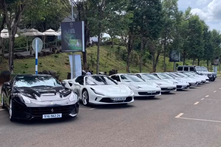 Những xe được tham dự sẽ là: Bugatti Veyron, Ford GT, Ford GT '67 Heritage Edition và 15 chiếc Ferrari ( trước đó là 12 xe). Phía “vua cafe” xác nhận, ông chỉ trưng bày xe tại điểm xuất phát ở TP.HCM chứ không tham gia hành trình xuyên biên giới này. Được biết, hành trình siêu xe Gumball 3000 tổ chức lần đầu tiên vào năm 1999.