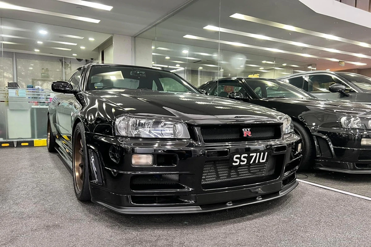 Ra mắt vào tháng 10/2000, Nissan Skyline GT-R V-Spec II đời 2001 là bản nâng cấp mạnh mẽ hơn của phiên bản hiệu năng cao GT-R V-Spec. Đây là một trong những biến thể của dòng xe huyền thoại Skyline R34 được nhiều người săn đón.