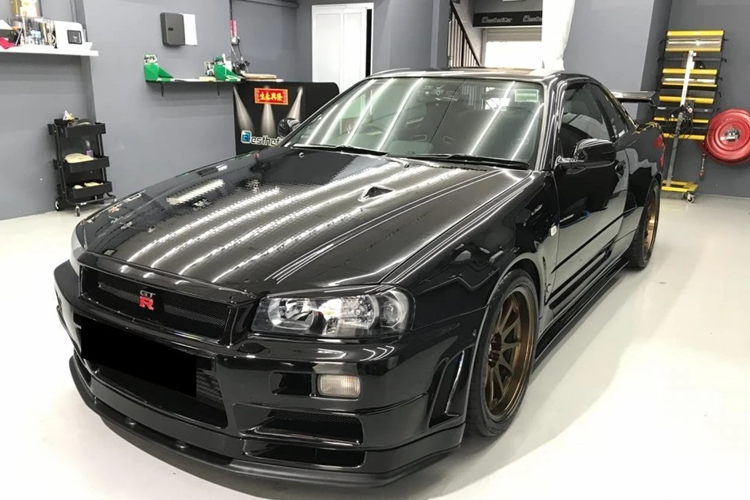 Cụ thể, một đại lý siêu xe tại Singapore vừa rao bán Nissan Skyline GT-R V-Spec II đời 2001 với mức giá kỷ lục 1 triệu dollar Singapore (khoảng 750.000 USD). Mức giá xe Nissan Skyline GT-R V-Spec II này cao hơn nhiều so với nhiều mẫu xe thể thao khác được đại lý này rao bán như Lamborghini Huracan EVO (707.000 USD) hay Porsche 911 GT3 (669.000 USD)...