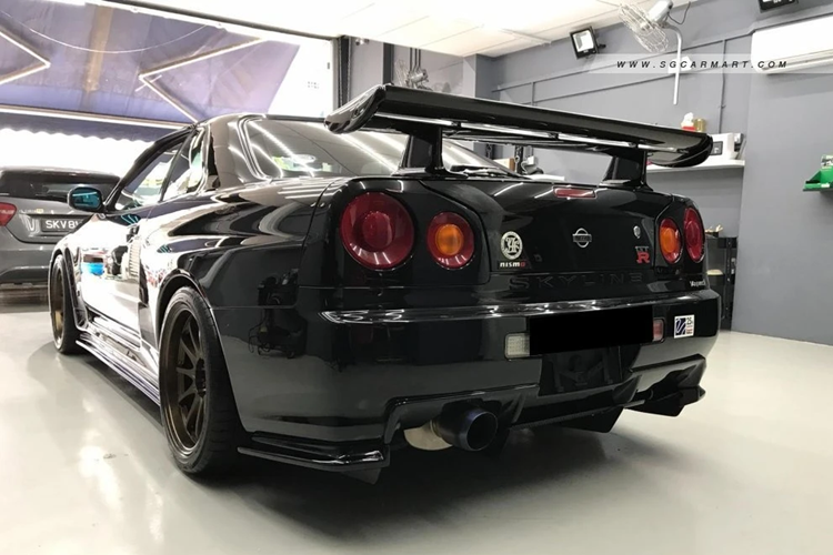 Cũng theo đại lý trên, đây là chiếc Nissan Skyline GT-R V-Spec II độc nhất tại đảo quốc này. Cả 2 biến thể V-Spec đều được nâng cấp về hệ dẫn động 4 bánh, vi sai chủ động, hệ thống treo và thiết kế khuếch tán gió cản sau bằng sợi carbon.