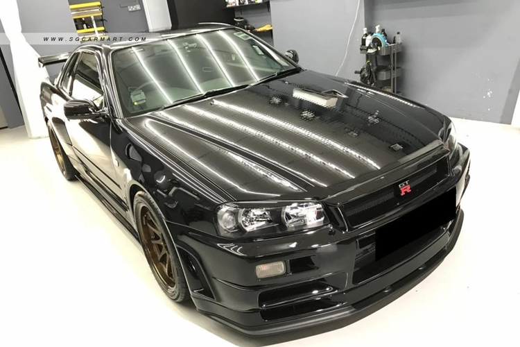 Nissan Skyline GT-R R34 được trang bị khối động cơ RB26DETT twin-turbo 6 xy-lanh thẳng hàng 2.6L, công suất 280 mã lực và mô-men xoắn 392 Nm.