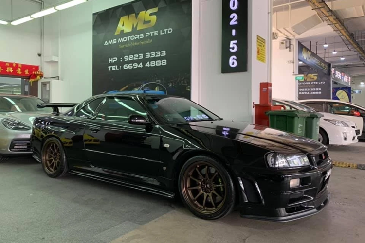 Theo một thống kê không chính thức, Nissan đã sản xuất 1.855 chiếc Skyline GT-R V-Spec II, chưa bao gồm các phiên bản nâng cấp khác từ biến thể này. Tuy nhiên, chỉ có 198 chiếc mang màu sơn đen Black Pearl.