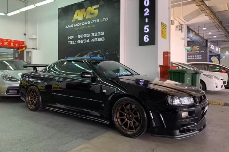 Theo một thống kê không chính thức, Nissan đã sản xuất 1.855 chiếc Skyline GT-R V-Spec II, chưa bao gồm các phiên bản nâng cấp khác từ biến thể này. Tuy nhiên, chỉ có 198 chiếc mang màu sơn đen Black Pearl.