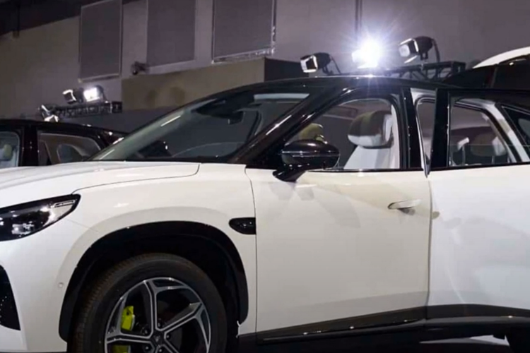 Phiên bản phạm vi mở rộng được trang bị bộ mở rộng phạm vi hút khí tự nhiên 4 xi-lanh, dung tích 1,5 lít do Chongqing Xiaokang Power, công ty con của Cyrus phát triển, động cơ có công suất tối đa 91 mã lực (67kW) và được trang bị lithium iron phosphate. pin từ Honeycomb Energy.