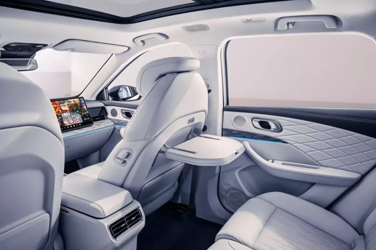 Chi tiết hơn, tủ lạnh sử dụng máy nén độc lập, cửa đôi, nhiệt độ làm lạnh thấp nhất là âm 6 độ. Chưa hết, chiếc xe SUV Nezha L 2024 sẽ được trang bị hai màn hình lớn 15,6 inch và được trang bị ghế massage 8 điểm không trọng lực.