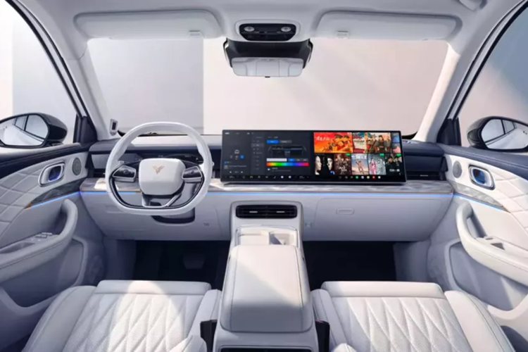 Có thể thấy rằng là những trang bị cho nội thất cho Nezha L không khác gì 1 chiếc xe SUV siêu sang nhưng đây lại là dòng SUV cỡ trung. Nhìn lại ngoại hình, Nezha L được xây dựng với ngôn ngữ thiết kế tương đối đơn giản, đèn pha và hốc hút gió hình tam giác hai bên đầu xe tạo thành mặt trước hình chữ X.