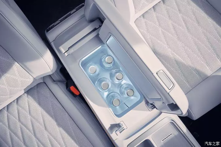 Nhìn về phía sau xe, đèn hậu có thiết kế xuyên thấu giống gia đình, càng mở rộng hiệu ứng thị giác về phía sau xe, cùng với cánh lướt gió hếch lên, phần đuôi xe trông khá thể thao. Xét về kích thước thân xe, chiều dài, chiều rộng và chiều cao của xe mới lần lượt là 4770/1900/1660mm, chiều dài cơ sở là 2810mm.