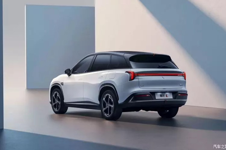 Động cơ của phiên bản thuần điện có công suất tối đa 170kW và còn sử dụng pin lithium iron phosphate của Honeycomb Energy. Và theo tin tức trước đó, Nezha L cũng sẽ cung cấp pin năng lượng Shenxing dòng L có tuổi thọ cao của CATL để bạn lựa chọn. Hiện mức giá xe Nezha L 2024 chưa được công bố.