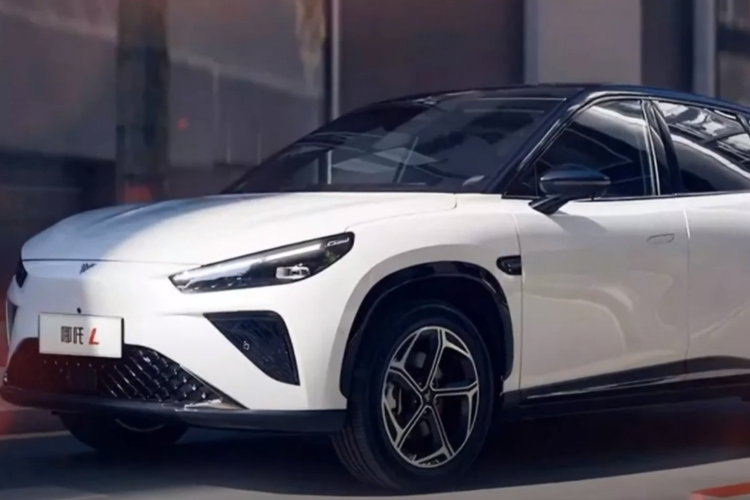 Trước đây, Nezha tiết lộ rằng Nezha L sẽ bắt đầu bán trước và chính thức ra mắt vào tháng 4. Chiếc xe mới được định vị là một chiếc SUV cỡ trung, được xây dựng trên nền tảng Shanhai và cung cấp hai tùy chọn sức mạnh phiên bản thuần điện và phiên bản mở rộng.