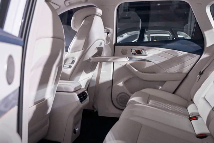 Nhìn vào bên trong xe, nội thất sẽ bố trí bao quanh, với bảng đồng hồ LCD thanh mảnh cùng thiết kế màn hình điều khiển trung tâm kích thước lớn, màn hình điều khiển trung tâm kéo dài đến vị trí lái phụ, mang đến trải nghiệm nghe nhìn thú vị hơn. trải nghiệm giải trí.