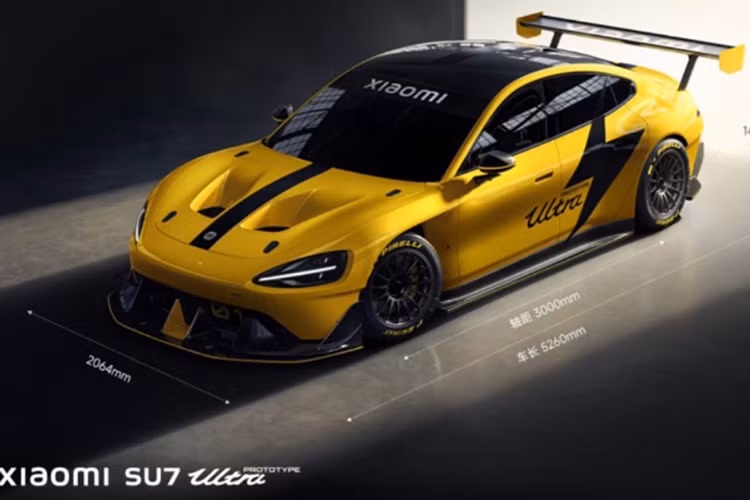 SU7 Ultra gây ấn tượng với ngoại thất hầm hố, thể thao khác biệt đáng kể so với SU7 thường. Xe được trang bị thêm cánh gió sau carbon khổng lồ tạo ra lực nén xuống lên tới 2,145 kg.