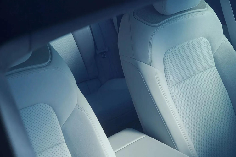 Dữ liệu thu được từ các cảm biến xung quanh xe có thể được sử dụng để tạo môi trường kỹ thuật số 3D theo thời gian thực và hiển thị chúng ngay trên màn hình trong xe, với các thông tin được bổ sung từ internet tạo thành giao diện thực tế ảo tăng cường rất hữu ích.