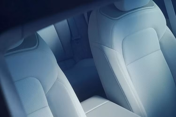 Dữ liệu thu được từ các cảm biến xung quanh xe có thể được sử dụng để tạo môi trường kỹ thuật số 3D theo thời gian thực và hiển thị chúng ngay trên màn hình trong xe, với các thông tin được bổ sung từ internet tạo thành giao diện thực tế ảo tăng cường rất hữu ích.