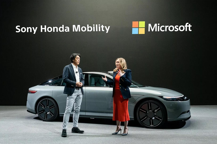 Công ty liên doanh giữa hai “gã khổng lồ” của Nhật Bản là Sony Honda Mobility đã công bố sẽ hợp tác với tập đoàn công nghệ Microsoft của Mỹ để ứng dụng trí tuệ nhân tạo (AI) trên xe điện Afeela của Honda và Sony.