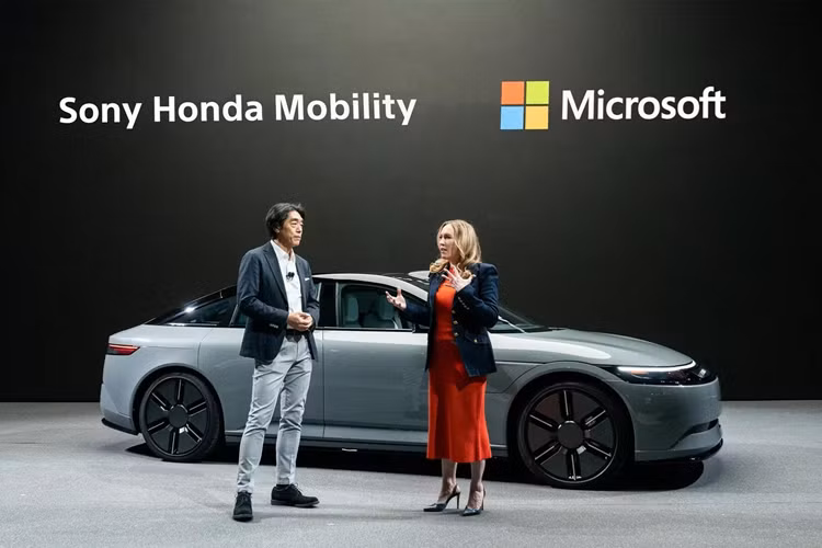 Công ty liên doanh giữa hai “gã khổng lồ” của Nhật Bản là Sony Honda Mobility đã công bố sẽ hợp tác với tập đoàn công nghệ Microsoft của Mỹ để ứng dụng trí tuệ nhân tạo (AI) trên xe điện Afeela của Honda và Sony.