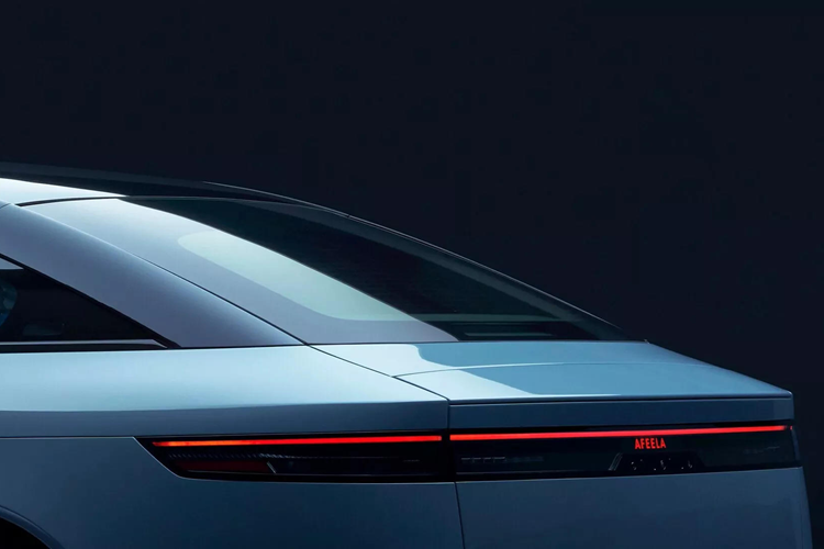 Thay đổi đáng chú ý nhất nằm ở đầu xe như bộ cản mới và phần mũi nhô ra chứa màn hình kỹ thuật số, khiến chiều dài tăng thêm 20 mm. Hai bên là đèn pha lõm, nằm bên dưới dải đèn chiếu sáng. Các trụ dày hơn và gương chiếu hậu quay lại dạng truyền thống. Các chi tiết sau xe cũng được cập nhật.